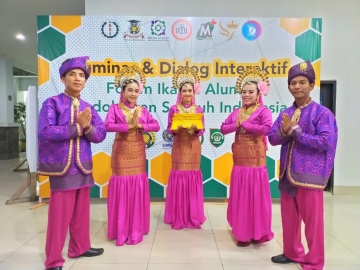 Mahasiswa STIKes Mitra Husada Medan mengisi tarian persembahan Melayu dan Batak dalam acara malam ramah tamah FIAKSI Annual Meeting and Confrence di FK USU