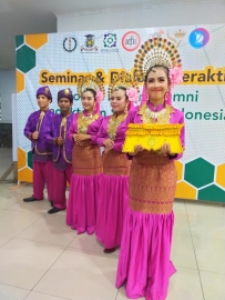 Mahasiswa STIKes Mitra Husada Medan mengisi tarian persembahan Melayu dan Batak dalam acara malam ramah tamah FIAKSI Annual Meeting and Confrence di FK USU