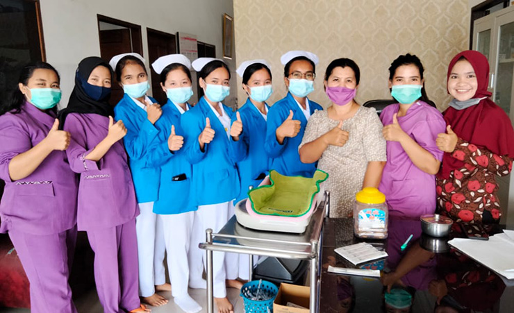 Midwifery Study Program Student Diploma Program Mitra Husada Medan STIKes Conducting immunization practice in clinics
