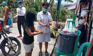 Mahasiswa STIKes Mitra Husada Medan menjadi relawan dalam mencegah Virus Corona di Desa Saribu Raja Janji Maria Kecamatan Balige