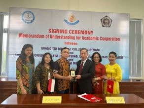 This is activies in Vietnam are signing ceremony MoU Betwen Quang Tri Medical College and STIkes Mitra Husada Medan