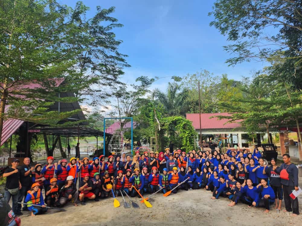 Pelatihan Water Rescue dan Penanganan Awal Kegawatdaruratan Maternal Neonatal Yang Service Excellent Pada Bencana Alam Banjir Sungai Tuntungan - Medan